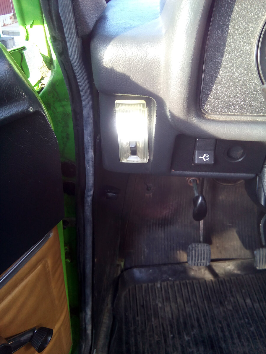 Передние плафоны 2140 светят в салон почти горизонтально вдоль салона, по краям торпедо.