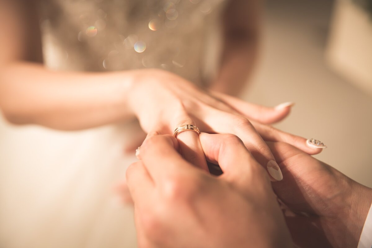    Брачный обряд: почему обручальное кольцо носят именно на безымянном пальце?