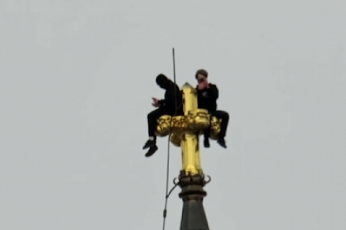    Руферы забрались на памятник культурного наследия в Петербурге: видео
