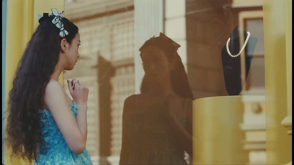 Кадры из клипа Джису - 꽃 (FLOWER)  