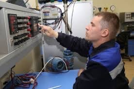 Зарплата вуалируется от 30 до 100 тысяч в месяц в соответствии с разрядом. 