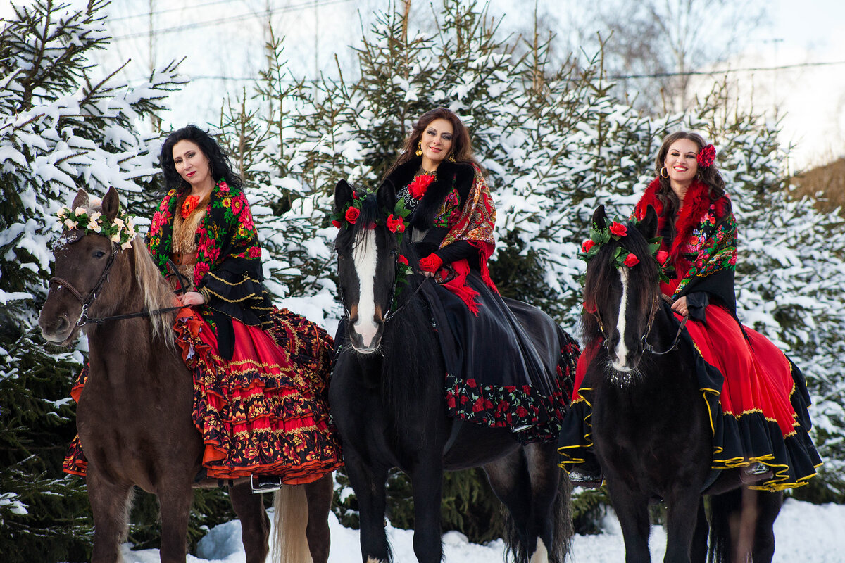 Коллектив цыганского танца "Экспромт". Цыганки и лошадки. Александра Усанова, Элеонора Черенкова, Ольга Кочнева