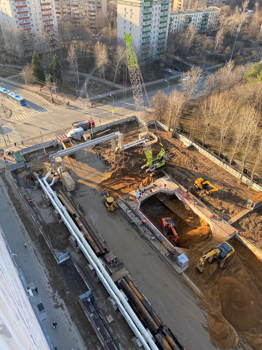 На западе Москвы, на станции 🚇 «Бульвар Карбышева» 💸Рублёво-Архангельской  линии продолжается раскрытие МЩК для щита 