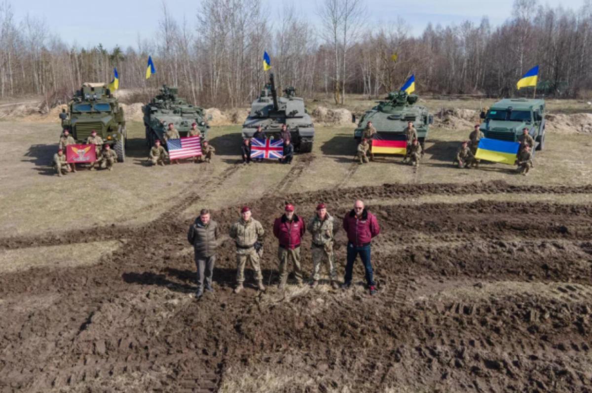    Читатели Guancha посмеялись над фото главы МО Украины с западными танками