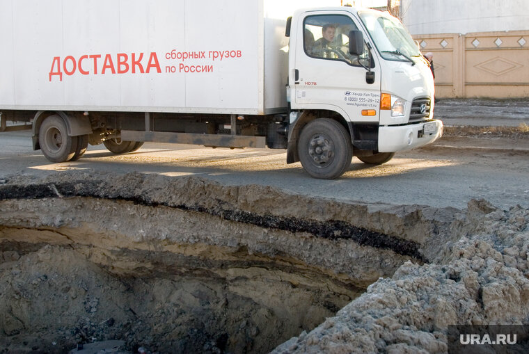    После таяния снега на дорогах появились провалы
