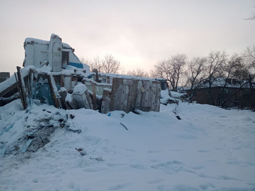 Недоснесённые аварийные дома    📷