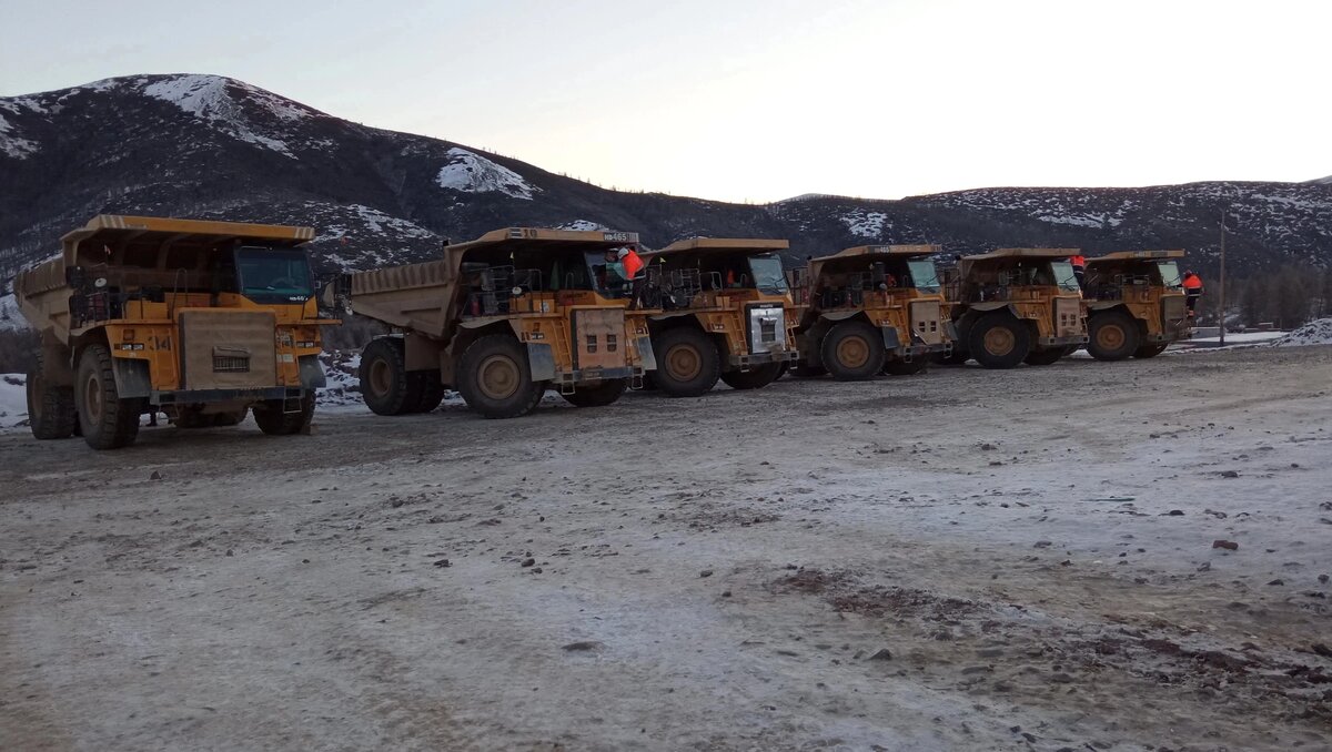 Фото: Стоянка самосвалов