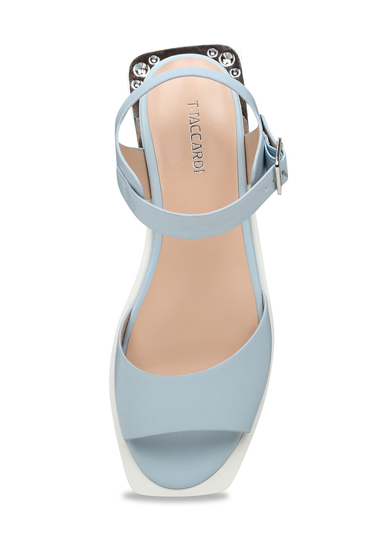 Фото обуви из магазина. И такими же я их положила на хранение.