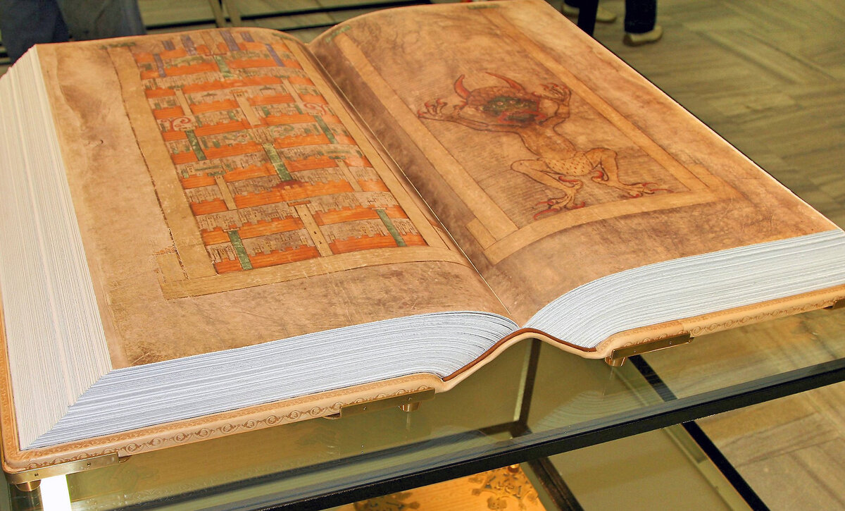 «Библия Дьявола»: легенда и факты о скандальной средневековой рукописи