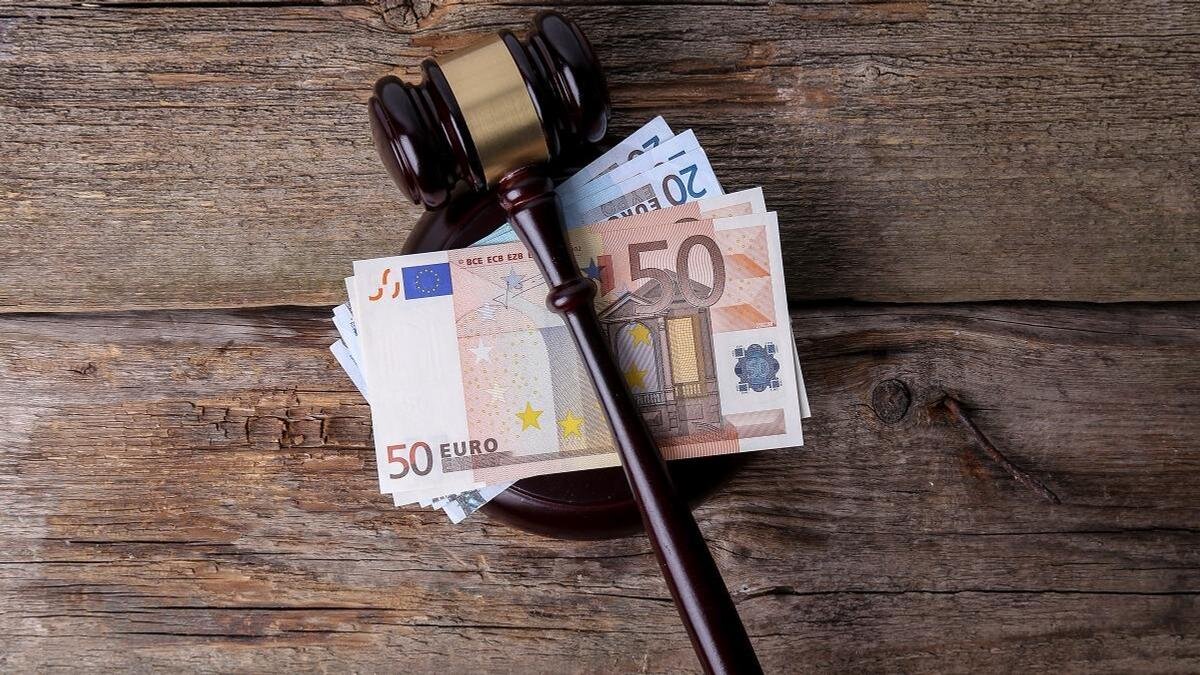    Аукционный молоток лежит на денежных купюрах:freepik.com