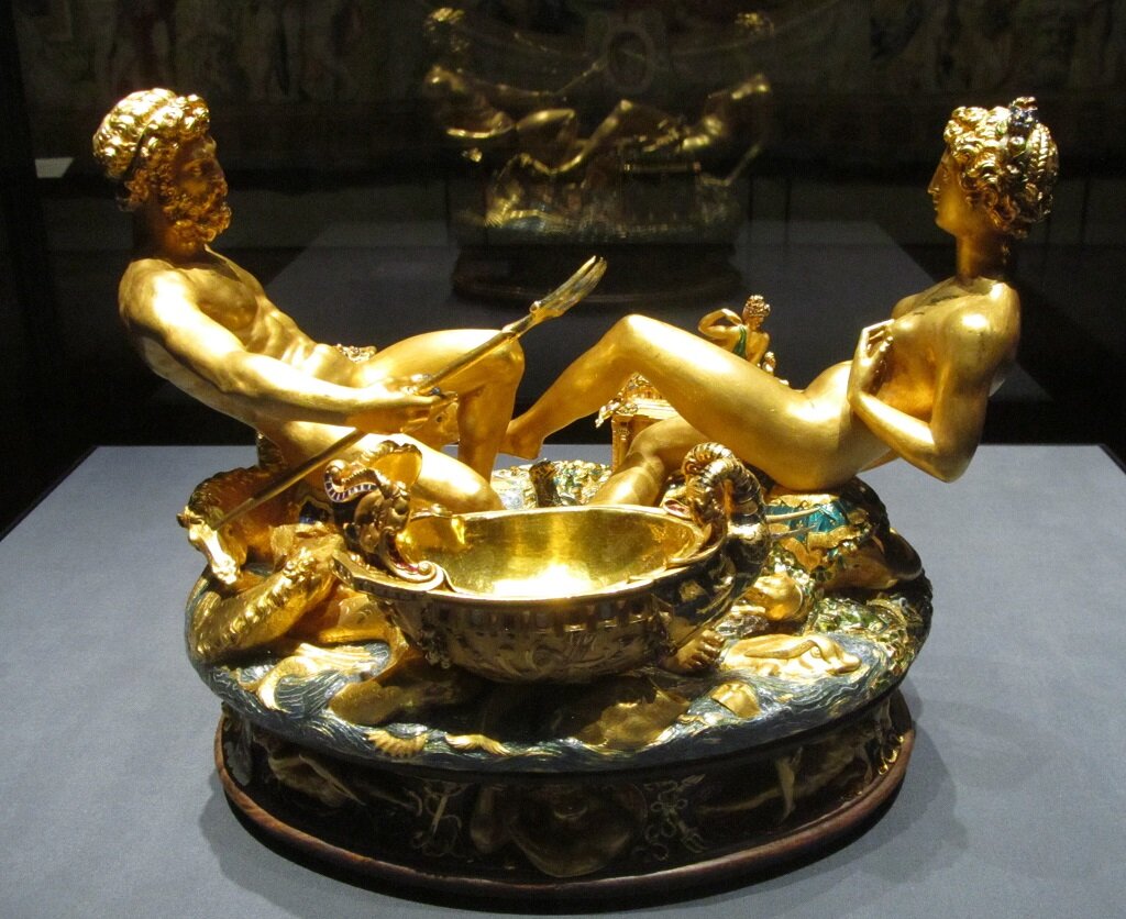 Знаменитая золотая солонка «Сальера» Бенвенуто Челлини (1543 год). Пищевая соль, продукт ценный и довольно дефицитный в XVI веке, требовал достойного обрамления