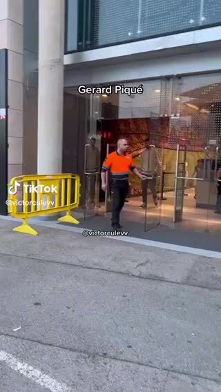    Жерар Пике оставил своего младшего сына в магазине Видео: Тикток / @victorculevv