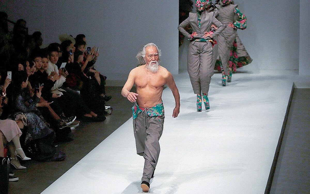 Ван Дешунь в 79 лет на China Fashion Week в Пекине. 2015. Niu Daqing