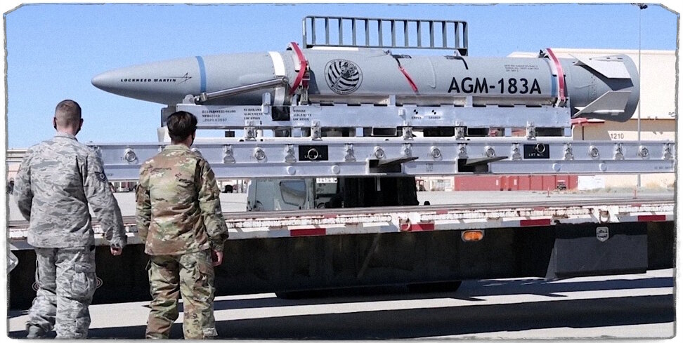 Источник: defenceforumindia.com. Единственное, в чём наблюдается схожесть - это дистанция. "Кинжал" летит около 1500-2000 километров, ARRW в районе 1600. В остальном же наша ракета на голову превосходит своего главного конкурента по всем параметрам.