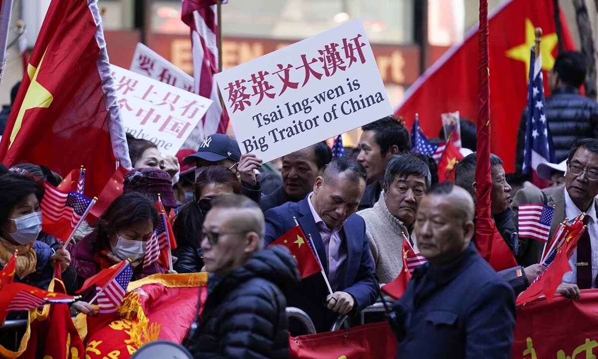 Chinese nationals hold a board saying "Tsai Ing-wen is big traitor of China" to protest Tsai's transit trip on March 29, 2023 outside the hotel where she was staying in Manhattan, New York. Photo: