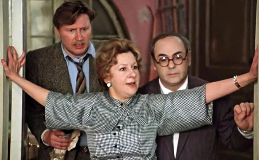 Высокие отношения в семье Хоботовых. Крестом стоящая Маргарита Павловна.