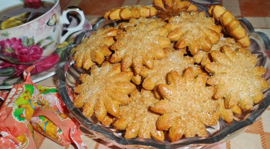 Кстати, если вы до сих пор не верили, что вкусные лакомства можно приготовить без яиц, молока и сметаны, то данный рецепт легко докажет вам это. Печенье на основе банана и меда получается мягким и очень ароматным, поэтому исчезает со стола за несколько минут. Так что, если вы хотите продлить удовольствие, увеличьте количество ингредиентов теста вдвое и, таким образом, готовьте с расчетом на щедрую добавку.