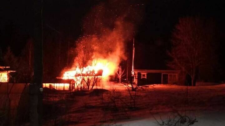     В Прионежском районе загорелась баня. Огонь начал перекидываться на соседний дом, сообщили очевидцы.