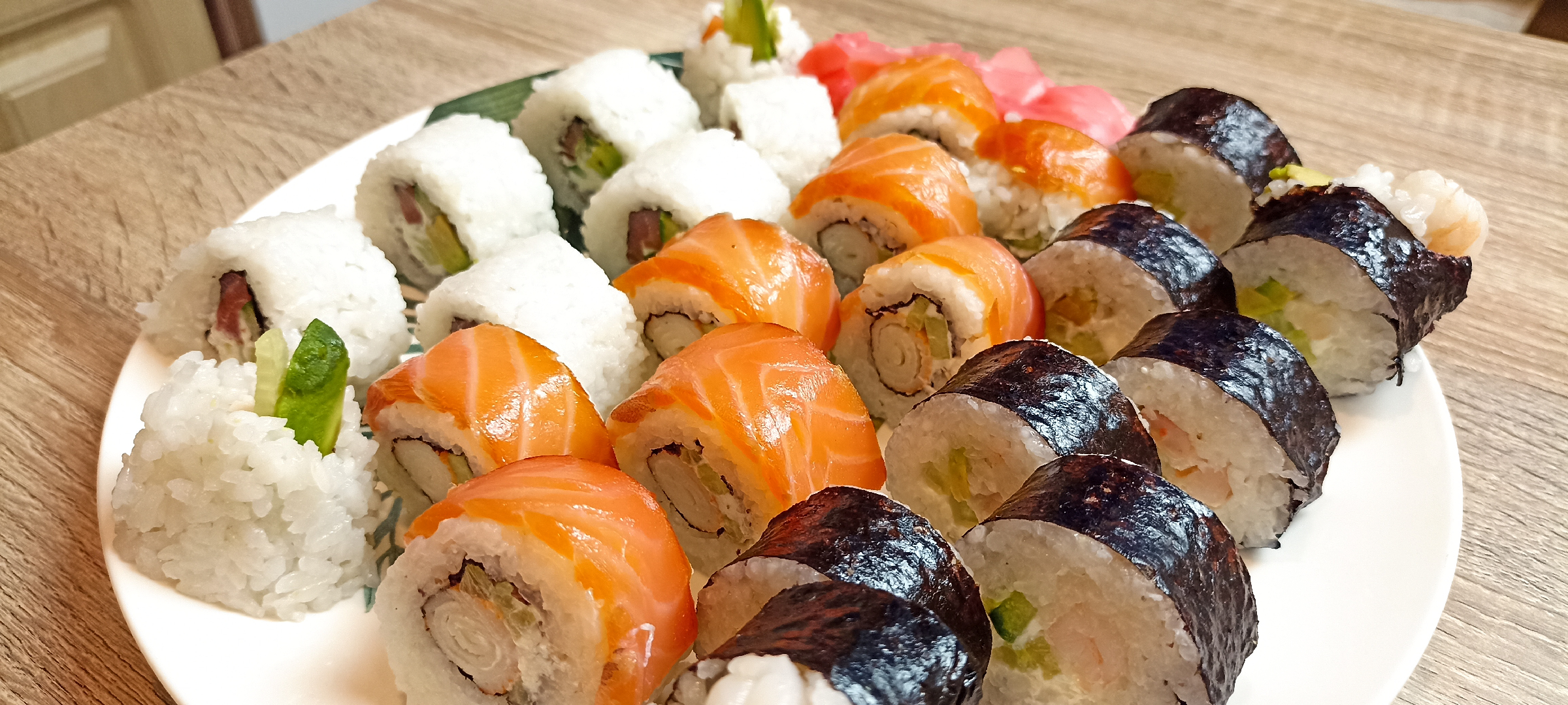 Порадуй себя и приготовь суши самостоятельно вместе с нами. Держи простенький рецепт роллов