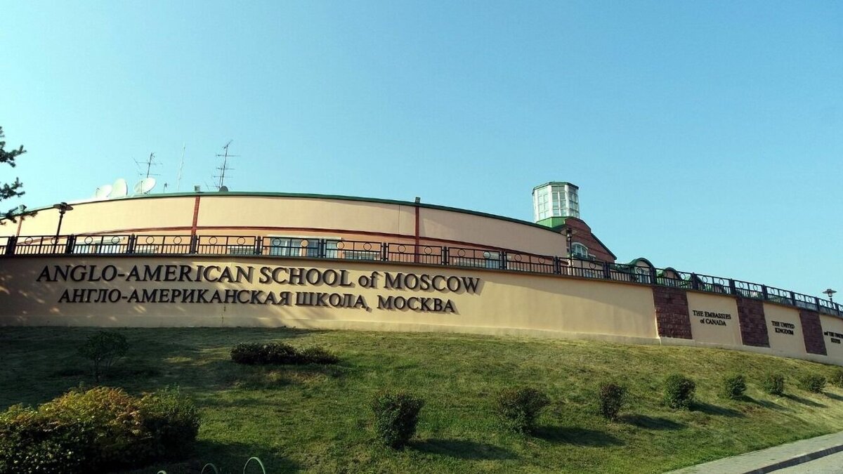     Тушинский районный суд столицы принял решение о приостановке работы Англо-американской школы Москвы на 90 суток. Причиной этого стали нарушения требований ведения общеобразовательной деятельности в РФ, что было установлено в ходе проверки. Об этом сообщили РБК в пресс-службе суда.