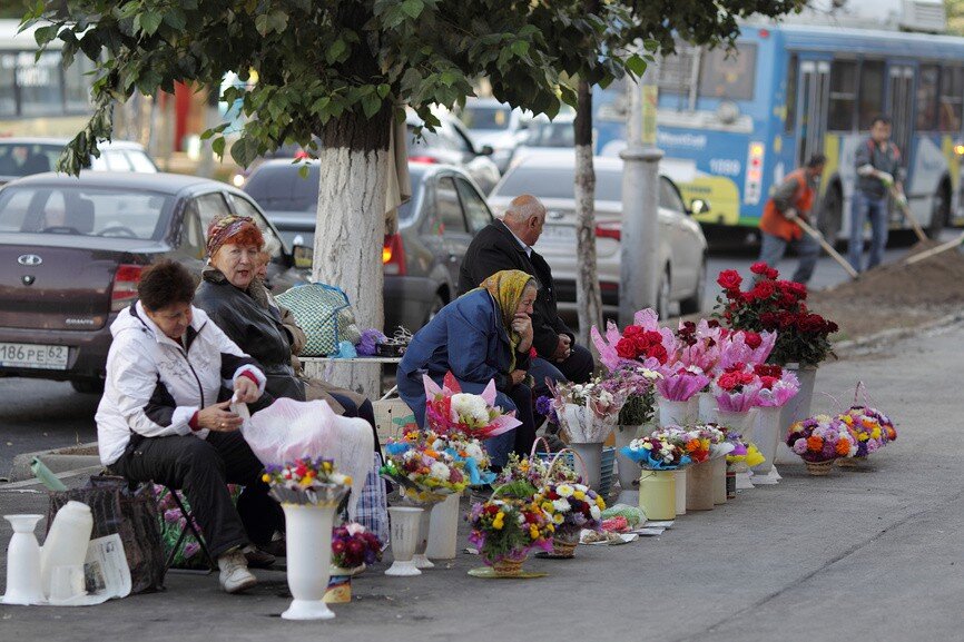 бабушки продают цветы