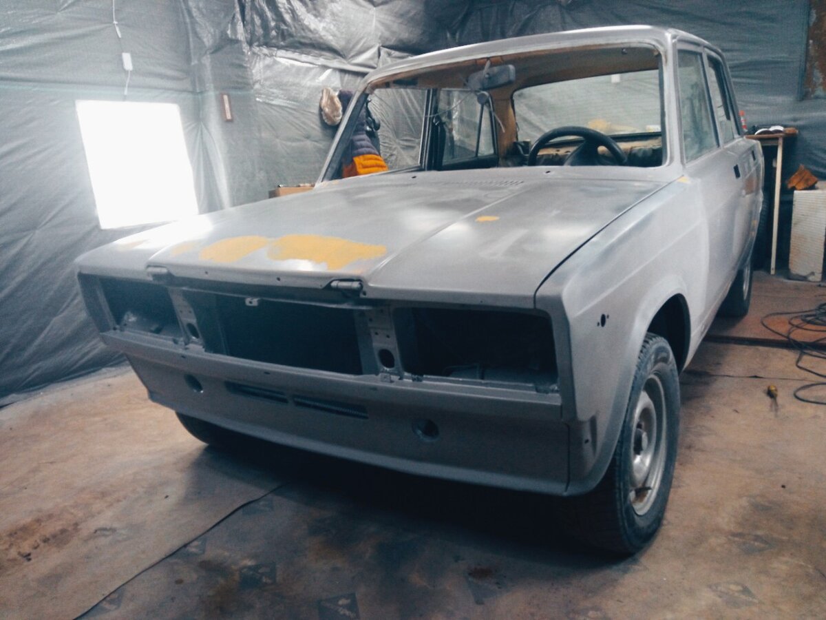 Авто уже разобрано и загрунтовано. Предварительный этап.