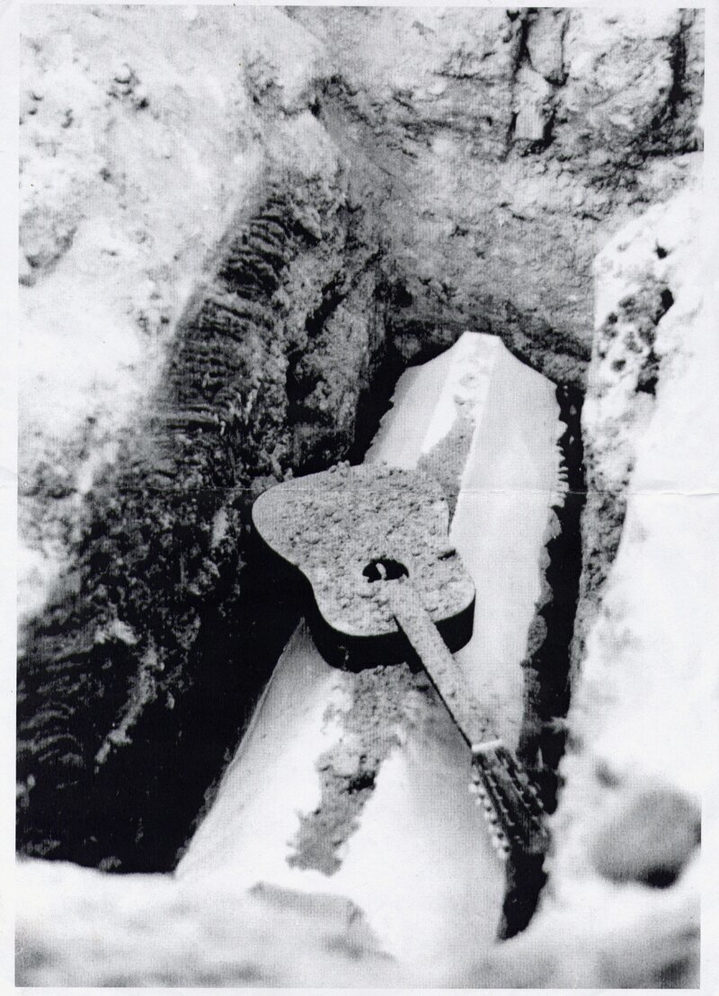 Похороны А. Башлачева. На гроб положили гитару, как самую важную вещь в жизни музыканта