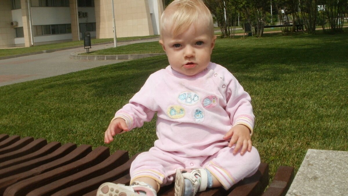 Такая серьезная, что даже в зеркало сама себе не улыбается))