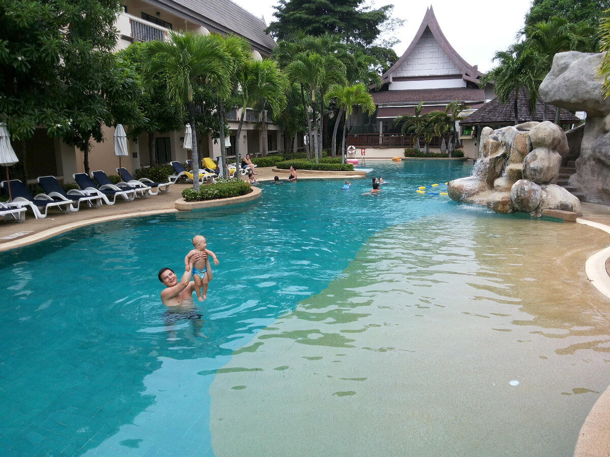 Основной бассейн с горкой, мини-водопадом и мелкой зоной, визуально стилизованной под берег