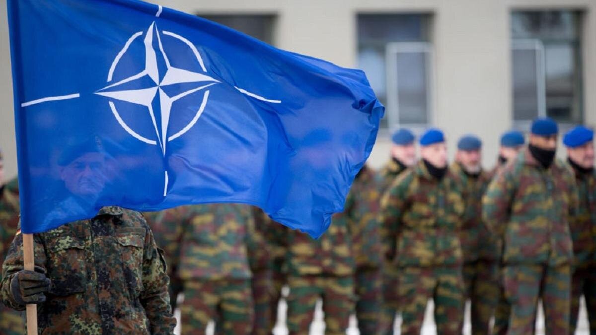    Флаг НАТО:picture alliance / Contributor/ Getty Images
