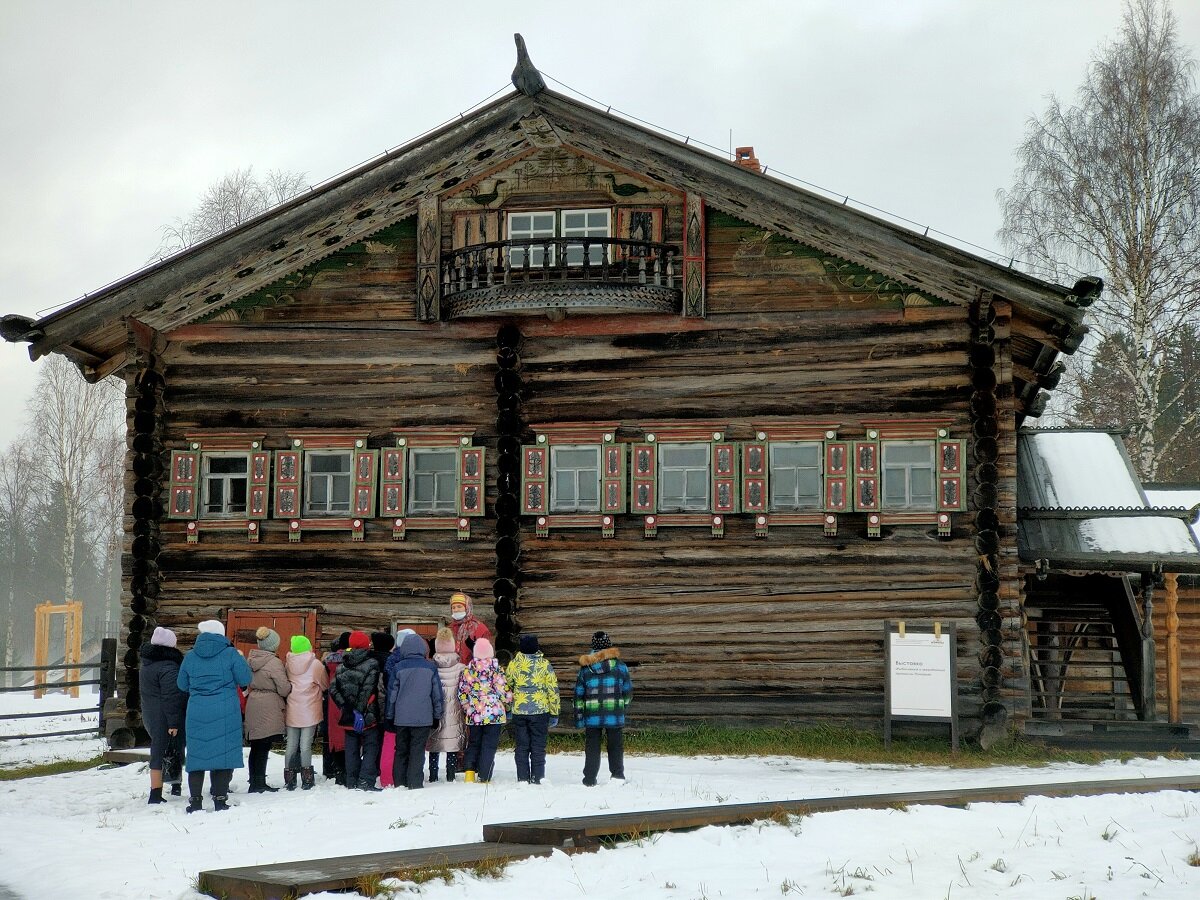 Музей малые корелы находящийся. Изба. Белая изба. Возрастные музеи. Фото малые Корелы зимой экскурсия почему деревья зимой зеленые.