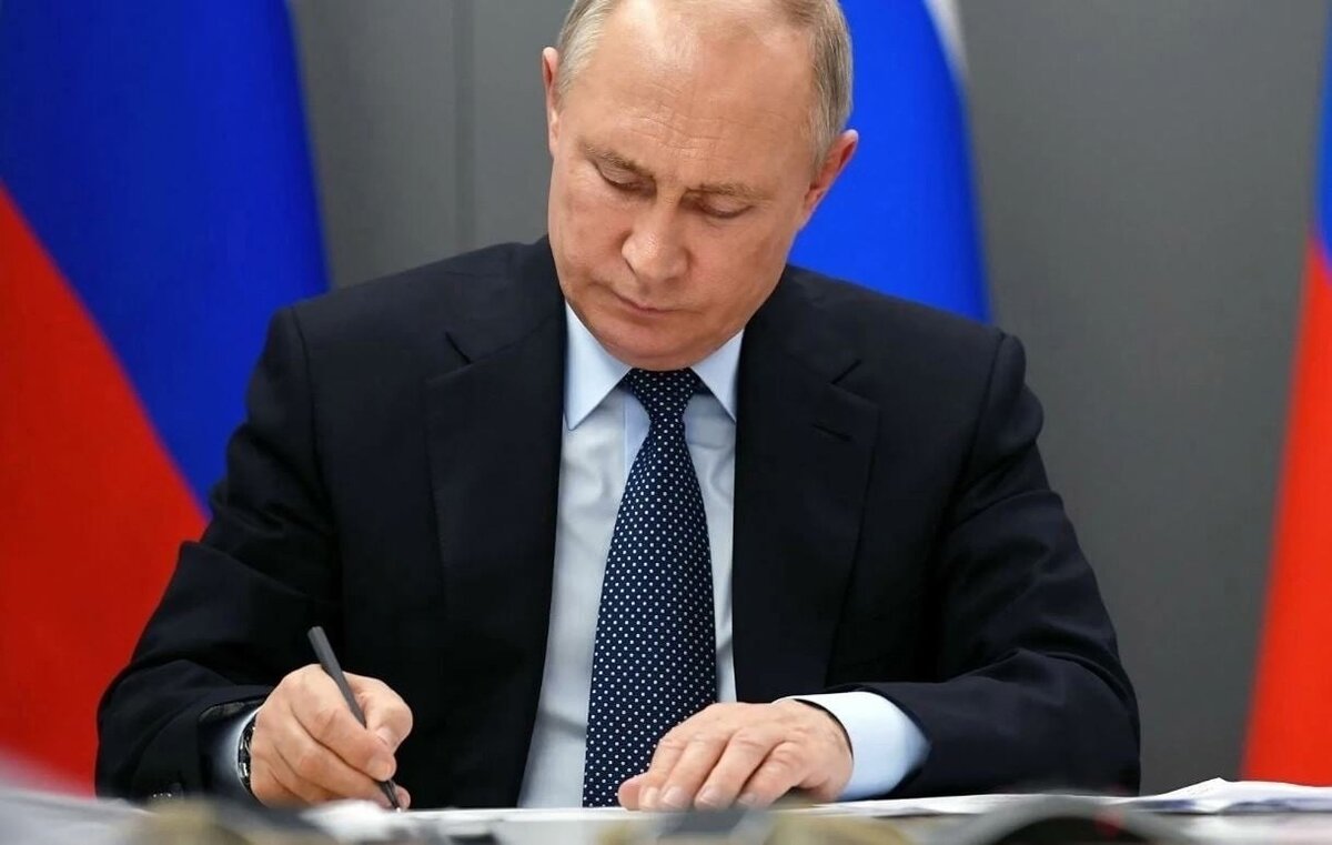 ✅ Законопроект о минимальных алиментах на ребенка в размере 50% ПМ!                      ✅ Выплата молодым мамам на первенца до 85 000 рублей
✅ Выплата для родителей школьников и студентов в размере до 35 000 руб.
✅ Выплаты от 12 829 руб. до 34 679 руб. семьям с детьми с 1 сентября
✅ 450.000 рублей на покупку жилья
✅ Законопроект о возможности тратить Маткапитал на покупку автомобиля
✅ Выплаты многодетным семьям сертификата на приобретение автомобиля.

Выплаты можно оформить на Госуслугах.

В апреле завершается срок выплаты на ребенка с 8 до 17 лет, которая была оформлена год назад. СФР в апреле принимает заявление на новую выплату в размере 16 700 рублей по регионам. Выплаты нового пособия начнутся с 3 апреля. 8 (800) 101-41-07 - По этому номеру вы можете получить бесплатную консультацию по социальным вопросам и пособиям для детей.