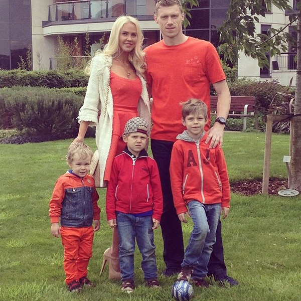    Павел и Мария Погребняк в детьми. Фото: ТВЦ