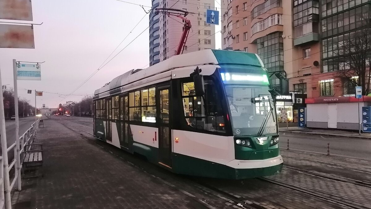 В 2023 году Челябинск получит 74 новых низкопольных трамвайных вагона. В 2022 году в город поступило 60 вагонов. Итого  - 134 новых трамвая! Парк обновится более чем на 865. Отлично, особенно если помнить, что 30 лет развитием городского электрического транспорта никто не занимался. Фото: Царьград.