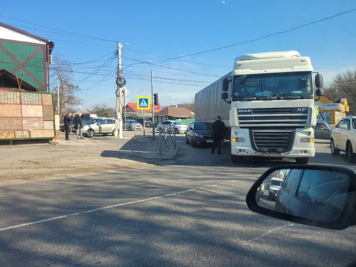 как следует поступить водителю легкового автомобиля