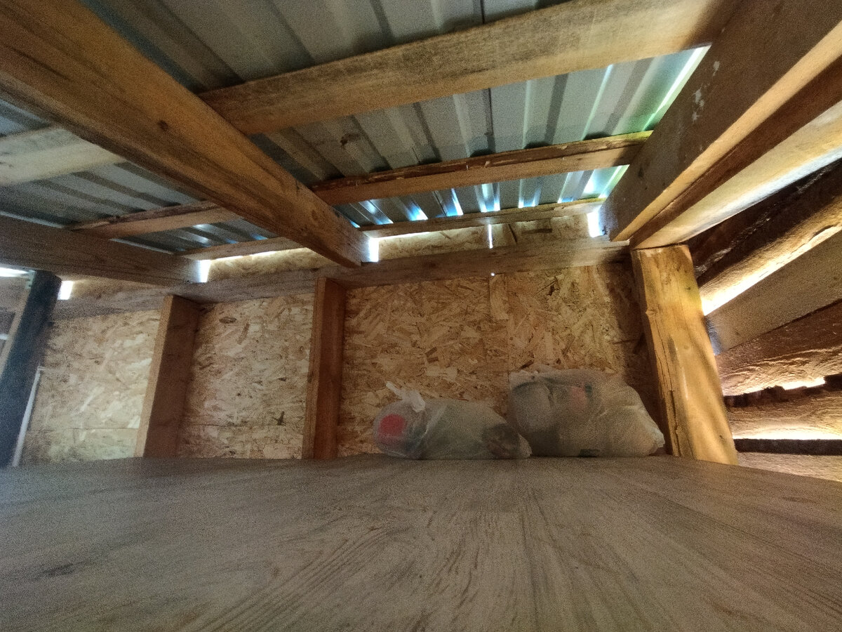 Антресоль в сарае.