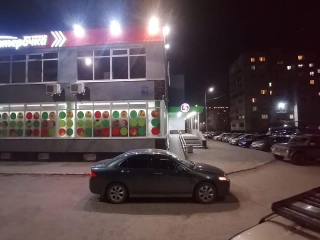    В Оренбурге под колеса автомобиля попал 8-летный ребенок, скатывающийся на самокате по пандусу