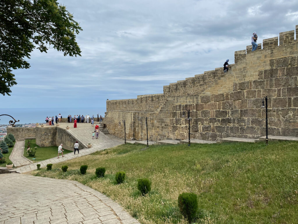 Центр дербента фото. Центральная набережная Дербента. Дербентская набережная Дагестан. Дербент набережная 2020. Центральный пляж Дербент.