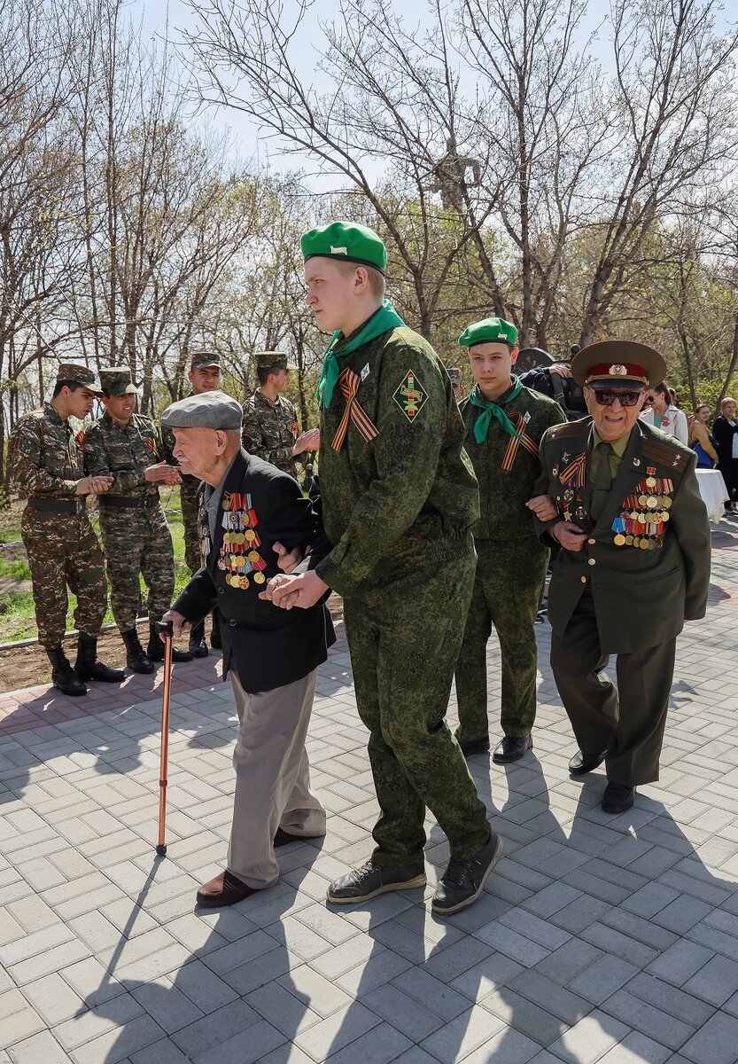 В Ереване на алее Пограничной Славы России в Парке Победы прошла высадка 100 берез. Фоторепортаж