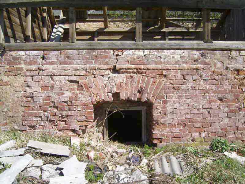 Вот окно подвала, в котором жили солдаты в январе 1942.    Снимок сделан в 2009.  
