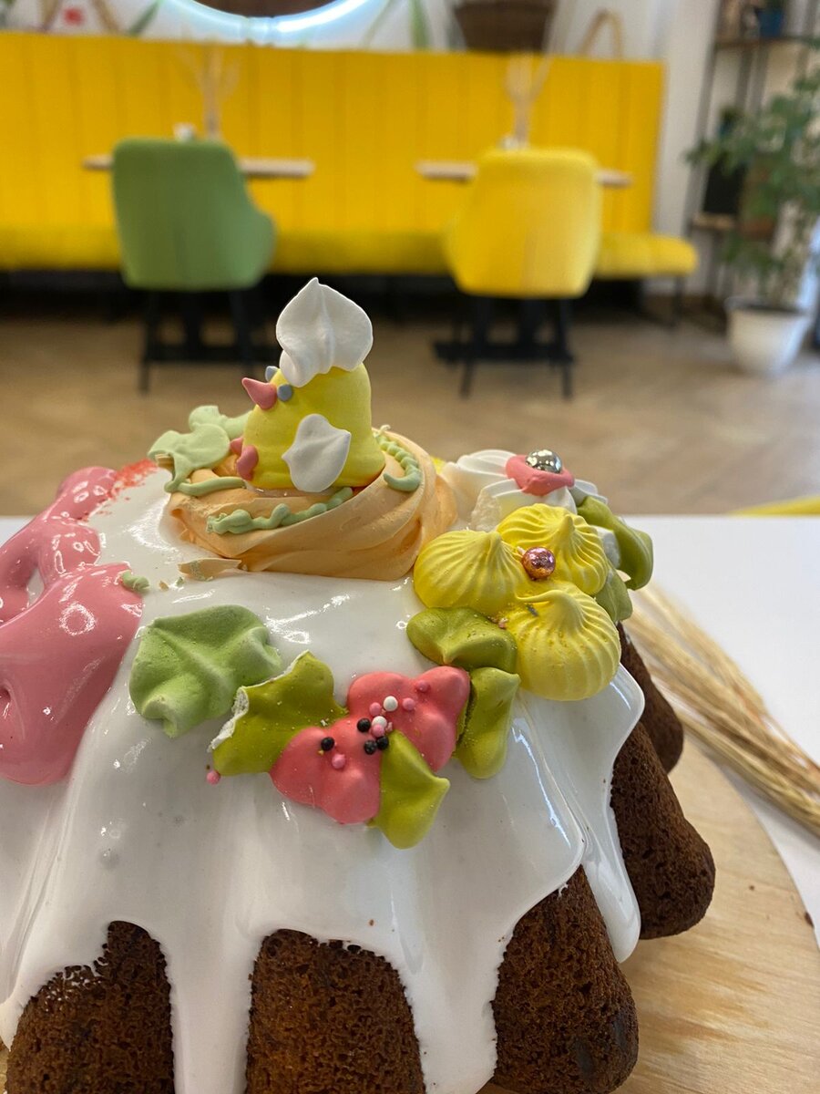 Кулич в форме кекса и аппетитная помадка. Сочетание розового, желтого и зелёного в декоре вызывает ассоциации с нежными молодыми листиками на деревьях и солнцем. Фото: "Брецель" (г. Калининград) 