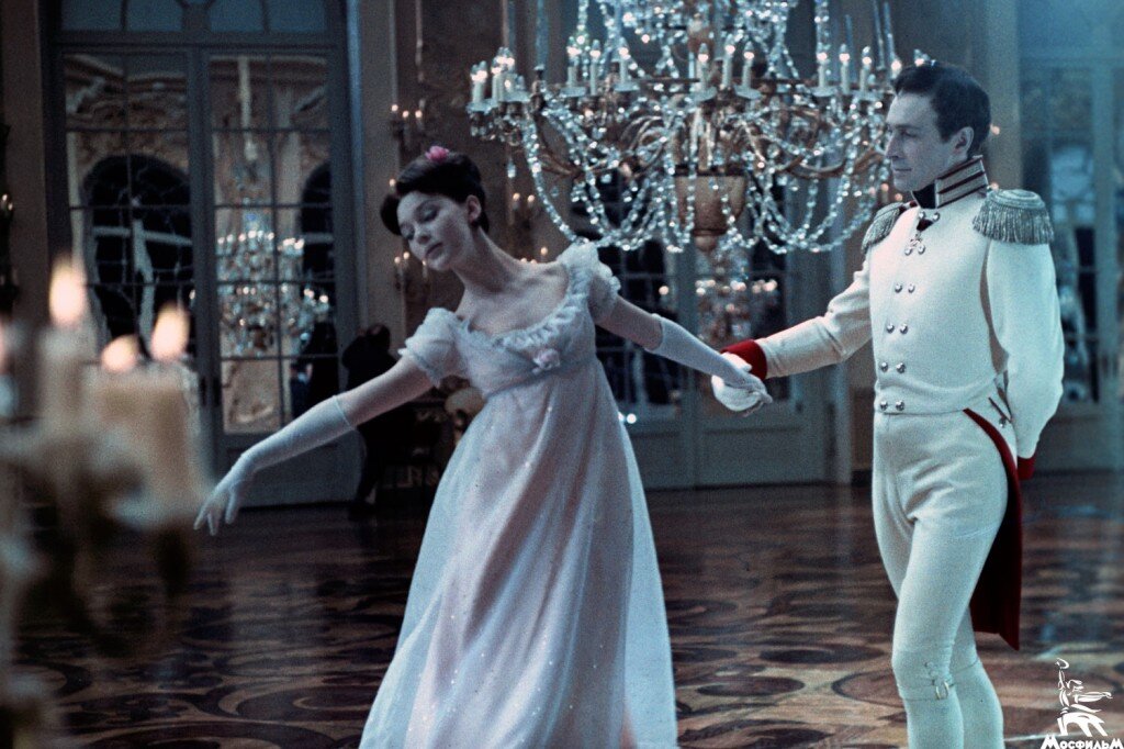 Первый бал Наташи Ростовой и платье - всё по тексту. Кадр из фильма "Война и мир", 1967