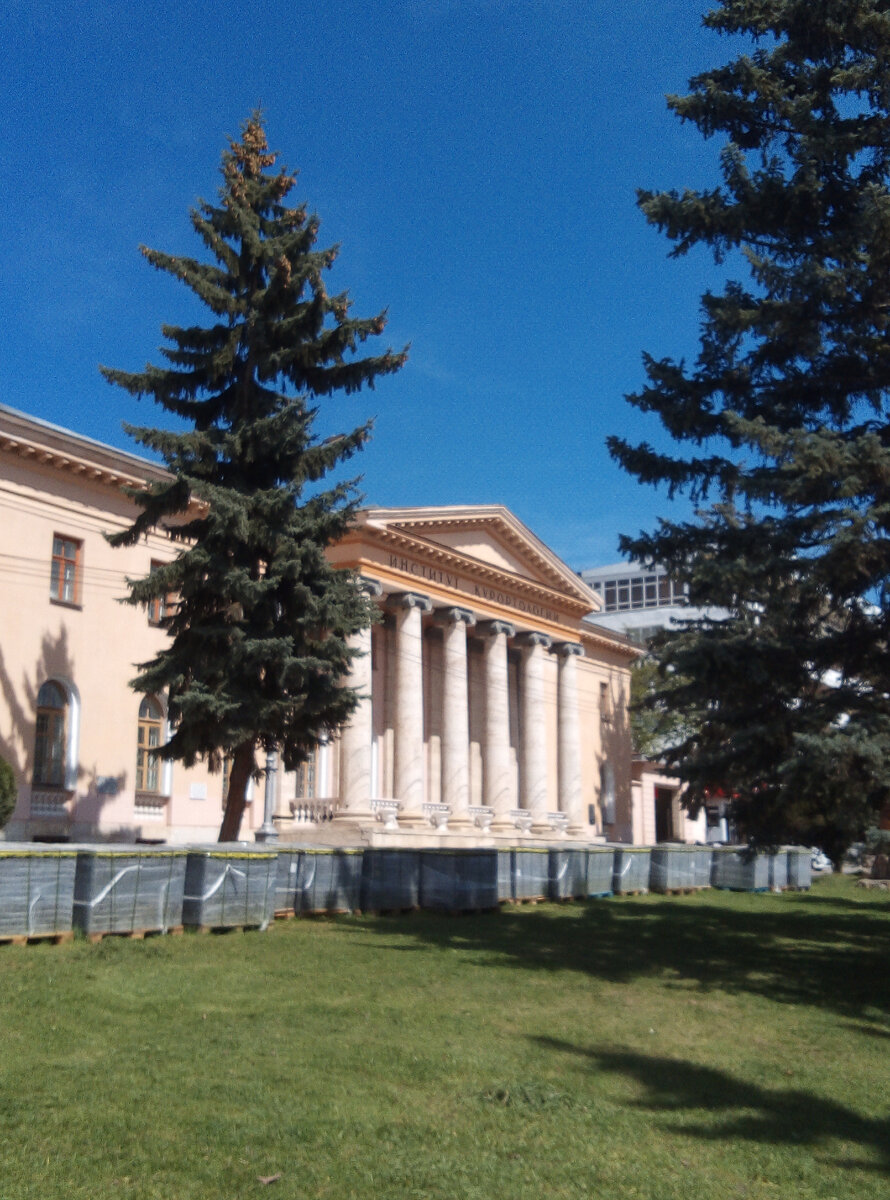 На газонах косят траву и обалденный запах свежескошенной травы смешивается с ароматами всё больше распускающихся цветов.