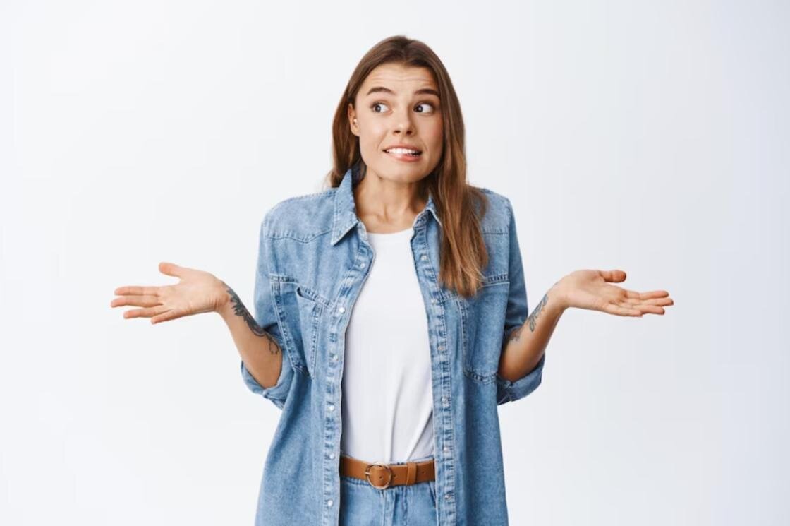    Девушка задумалась:Freepik