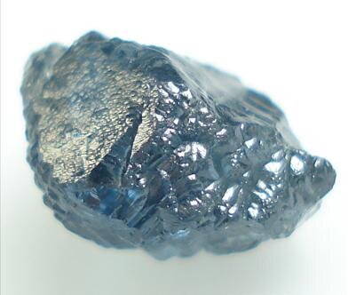 Голубой  мадагаскарский гранат из Бекили. Размер составляет 7,92 x 6,97 x 5,28 мм, а вес 1,78 карат. Оценён в 1425 долларов (продажа образца в США)