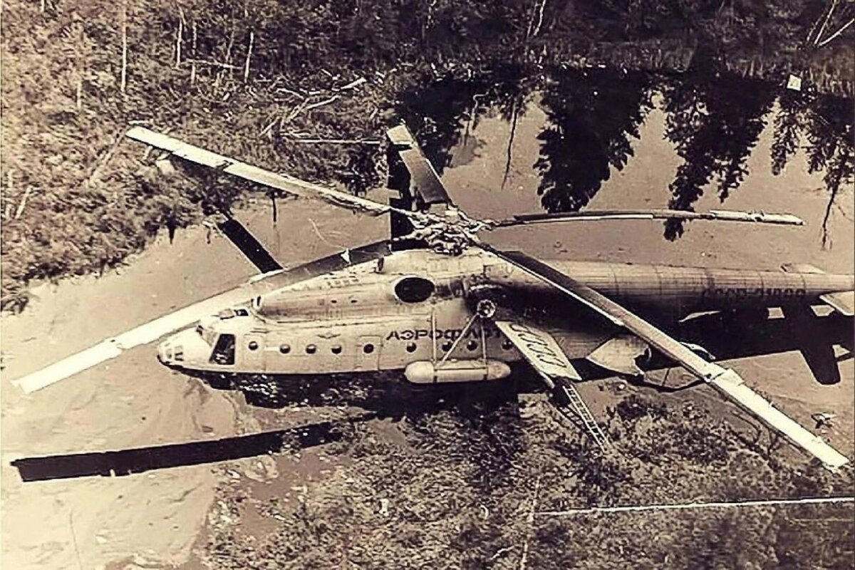 Вертолет в болотах ми. Вертолет ми-6 в Тарко-Сале. Вертолет ми 6 в Тарко Сале в болоте. Ми-6 вертолет 1981. Ми 6 СССР 21899.