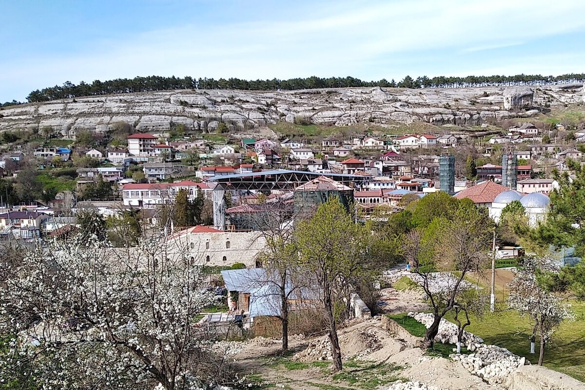 Бахчисарай с горки, где мемориальные кладбища. Они тоже за забором, как и дворец.