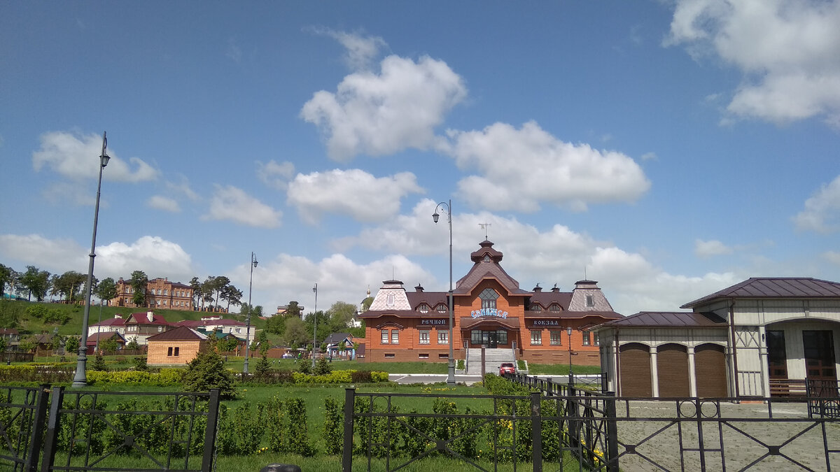 Прибывающих по воде встречает очень симпатичный речной вокзал 