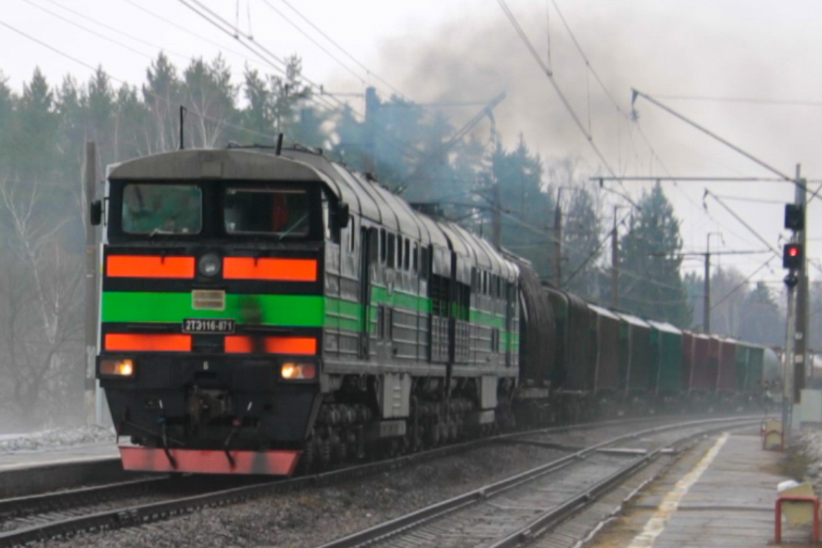 Тепловоз 2ТЭ116-871 с грузовым поездом. 