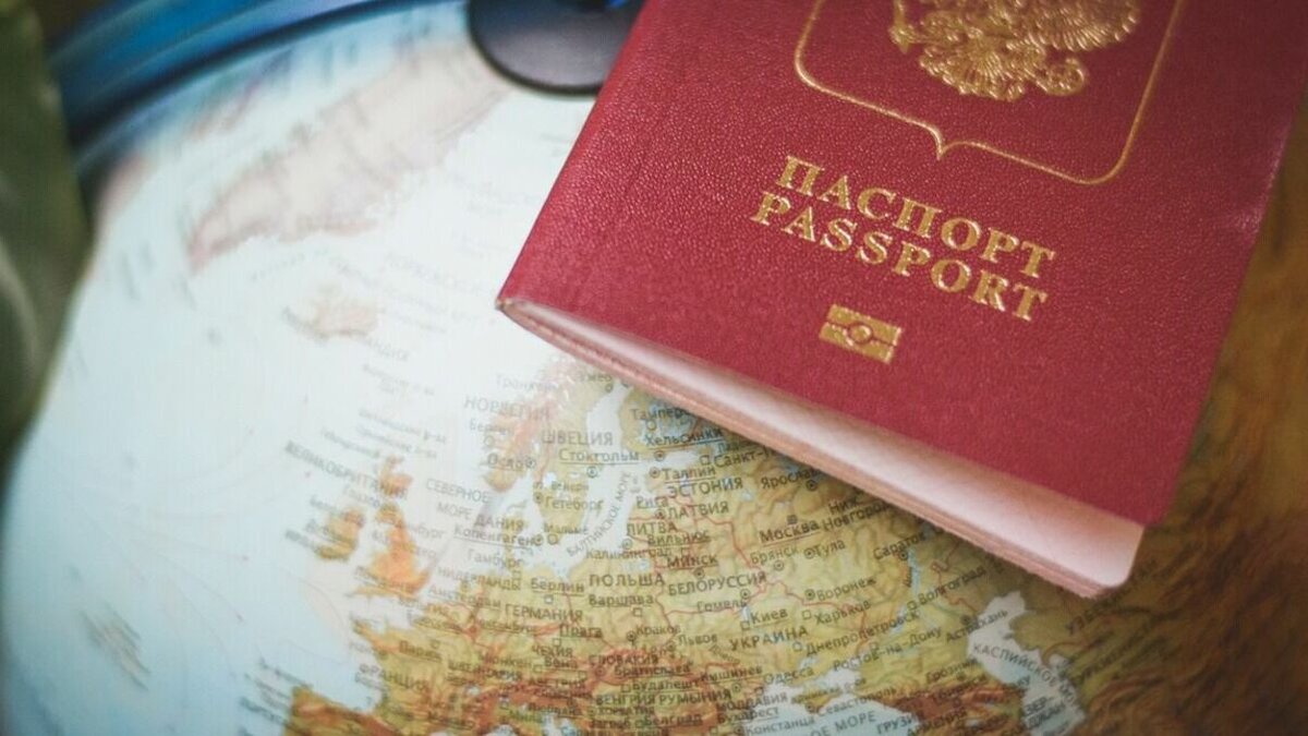     В Тюменской области отмечается резкий рост количества обращений на получение заграничных паспортов. По данным URA.RU, новый документ оформляют через «Госуслуги».